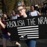 Florida’daki silahlı katliamın ardından şirketler silah lobisi NRA’dan çekiliyor