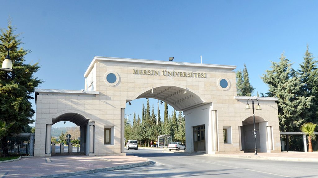 Mersin Üniversitesi’nde faşistler: ‘Üç şehidimiz var şarkı söyletmeyiz’