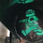 Trafik ışıklarına Karl Marx figürü