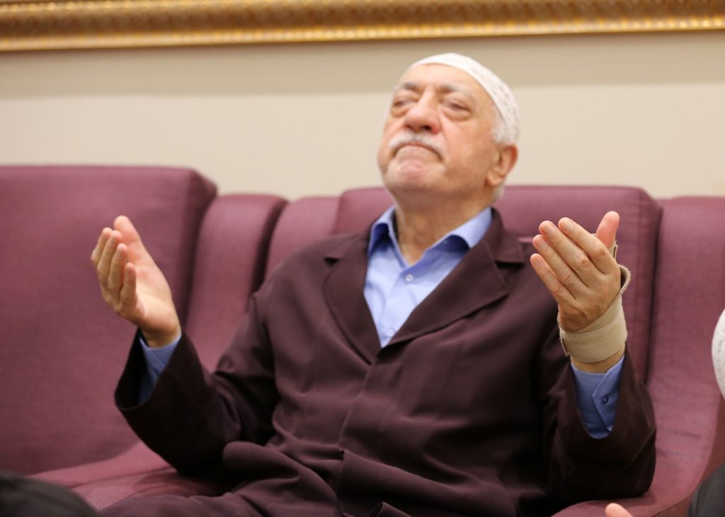 Abdulkadir Selvi: “Bir de bakmışsınız ‘Memlekete hoş geldin Gülen’ denilmiş”
