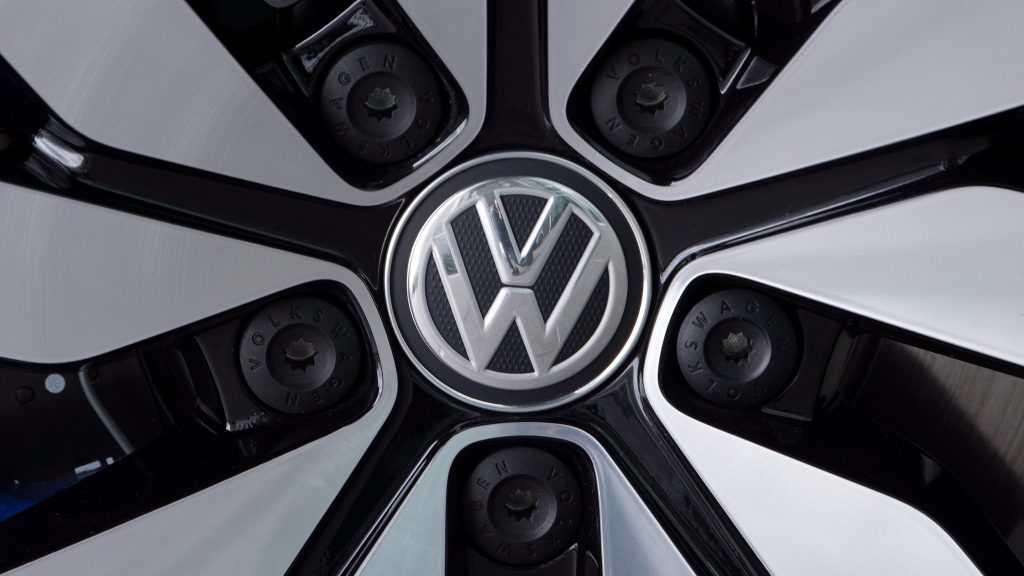 Otomotiv devi Volkswagen’e 1 milyar euro para cezası