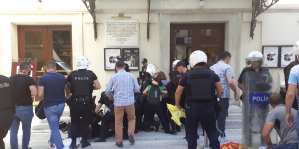 Polis, öğrencilere işkence uygulayarak gözaltı gerçekleştirdi