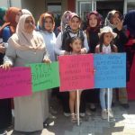 Acıgöl AKP Kadın Kolları,hayvanseverlere tepki göstermek için belediye önünde toplandı