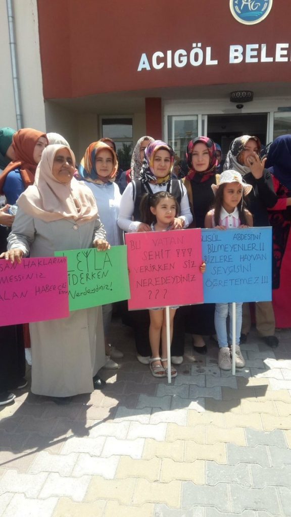 Acıgöl AKP Kadın Kolları,hayvanseverlere tepki göstermek için belediye önünde toplandı