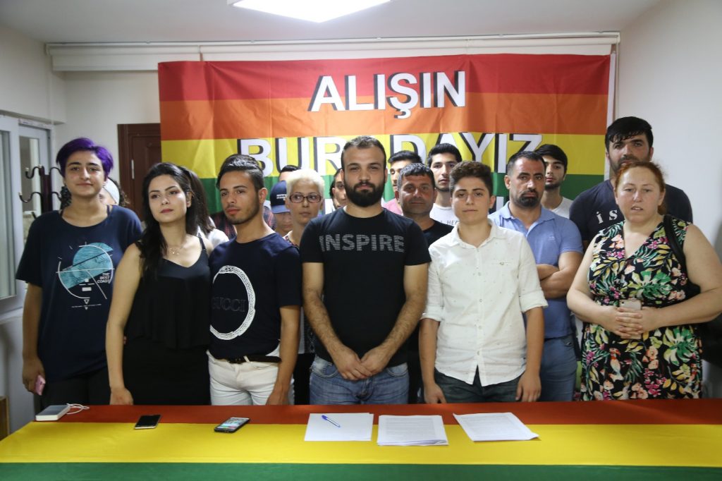 Onur yürüyüşünün yasaklanmasına karşı: “Adana’dayız, alışın gitmiyoruz!”