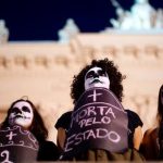 Arjantin’li kadınlar, kürtajın yasalaşmasının reddine destek veren, Katolik Kilisesini protesto ediyor!