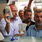 İlginç dolar protestosu: Üstünde ‘Allah’ yazıyor diye yakmadılar, TL’ye çevirdiler