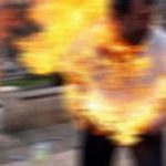 Ekonomik bunalım, bir kişiyi daha kendisini yakmaya sürükledi