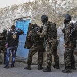 Küçük Armutlu’da ev baskınları esnasında polis bir kişiyi katletti!