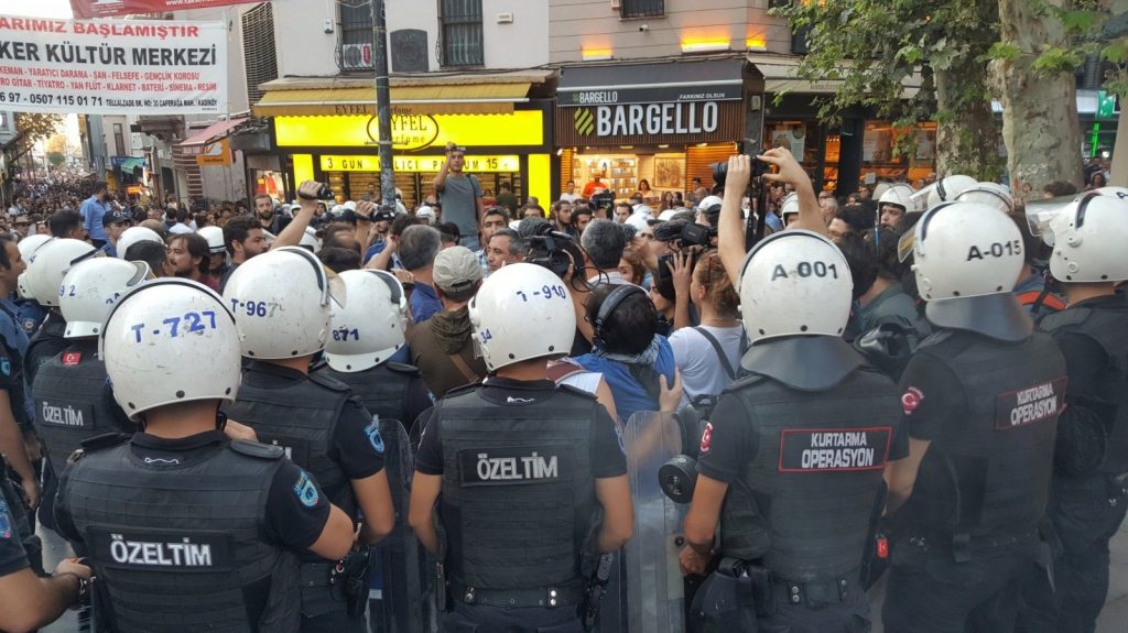 Havalimanı işçileriyle dayanışmak için yapılmak istenen eylemlere polis saldırdı