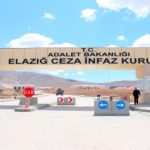 Gardiyanlar hasta tutsağı darp ederek, “seni öldürürüz” tehdidinde bulundular!