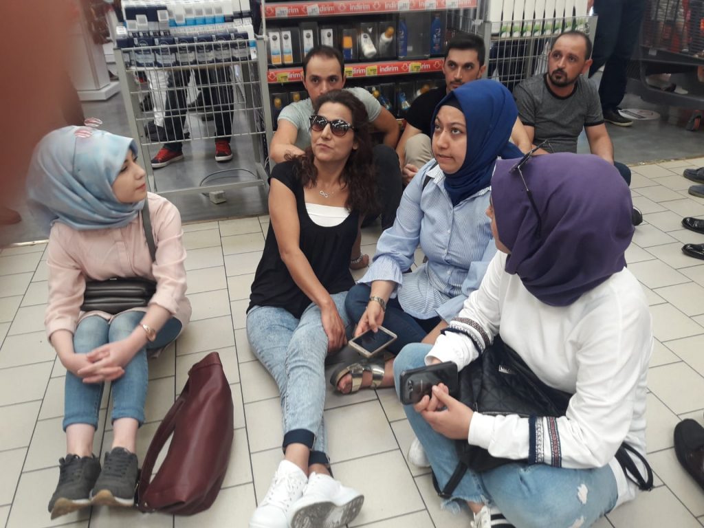 İşçiler oturma eylemi başlattı