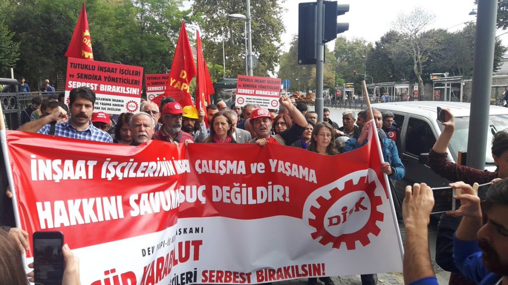 DİSK’ten eylem: “İnşaat işçilerinin hakkını aramak suç değildir!”