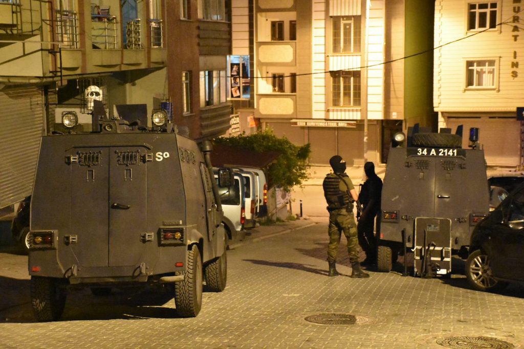 Adana’da sanatçılar gözaltına alındı