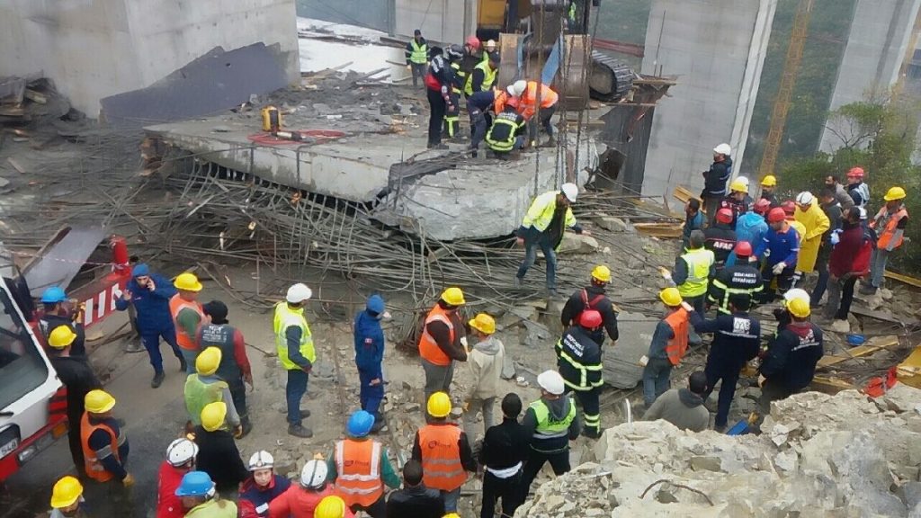 Viyadük’ün çökmesi sonucu 5 işçi enkaz altında kaldı!