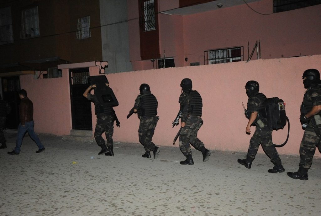İzmir’de ev baskınları sonucu, 11 HDP’li gözaltına alındı