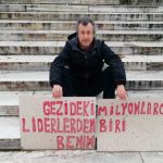Gezi parkında bir kişi, protesto eylemi düzenledi