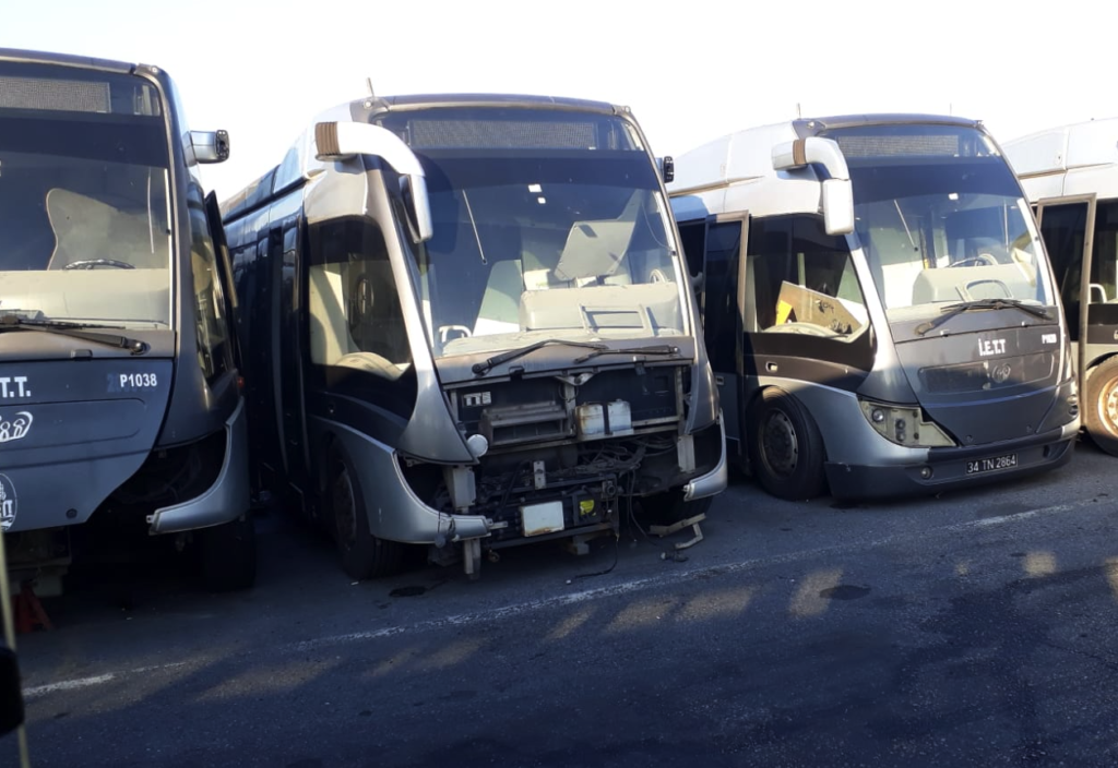 Metrobuslerde balık istifi gibi gidenler ve hurdalıkta çürüyen metrobüsler!