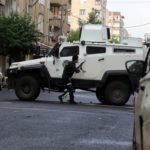 Bağlar’da bir eve yapılan polis baskınında bir kişi yaşamını yitirdi