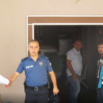 Saldırganların elini sıkan polis memuru görevden alındı
