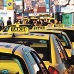 Taksici, istediği ücreti vermeyen turist kadını darp etti