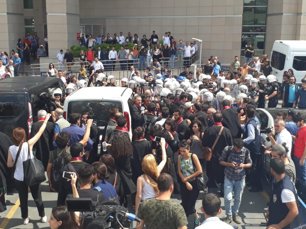 Kayyımları protesto etmek isteyen avukatlara polis engeli