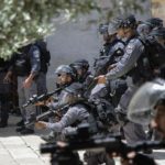 İsrail polisi Mescid-i Aksa içinde Filistinlilere saldırdı: Yaralı ve gözaltılar var