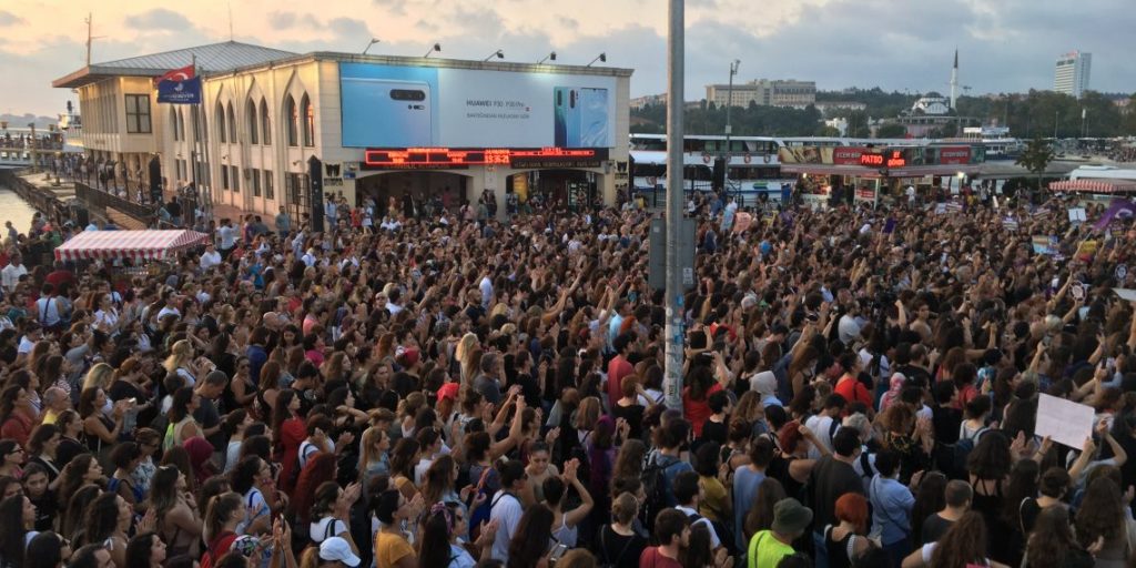 Kadıköy’de binlerce kadın “Artık ölmek istemiyoruz” diyerek yürüdü