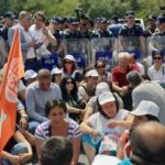 KESK’lilere dışarıda polis içeride Memur Sen saldırdı