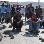 İzmir’de atık toplayan işçiler yolu trafiğe kapatarak eylem yaptı