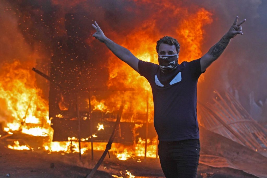 Irak’ta protestolar sürüyor: Katledilen eylemci sayısı 100’e yaklaşırken, internete erişim engeli getirildi