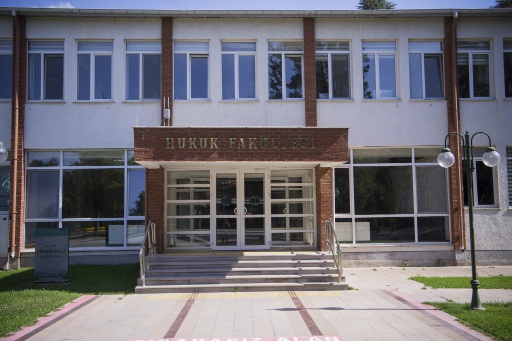 19 hukuk fakültesinin dekanı hukukçu değil