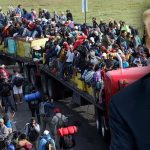 Trump’ın sınırı geçmeye çalışan göçmenlerin bacaklarına ateş edilmesini önerdiği iddia edildi