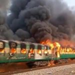 Pakistan’da yolcu treninde yangın: 62 kişi yaşamını yitirdi