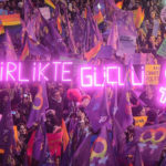 Kadınlar şiddete karşı sokağa çıkıyor
