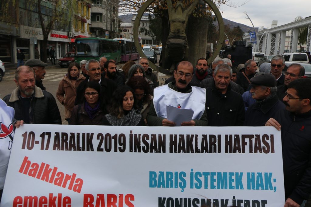 Demokrasi mücadelesi verilmesini savunmaya devam ediyoruz
