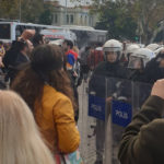 Erkek şiddetine karşı  feministlerin düzenlediği  Las Testis eylemine polis saldırısı