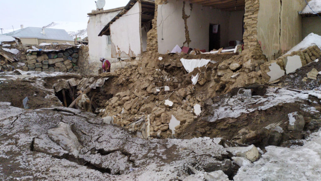 İran’da 5.9 büyüklüğünde deprem oldu