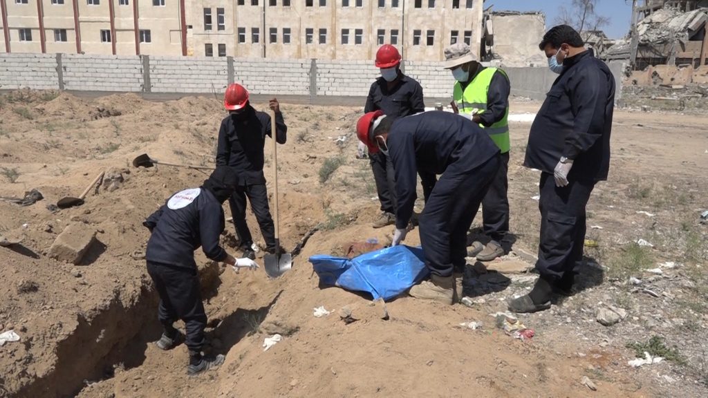 Reqa’da 29 toplu mezar bulundu, 5 bin 700 cenaze çıkarıldı