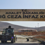 Elazığ Hapishanesi’nde kadın tutuklulara askılı kıyafet ve diz boyu etek yasak