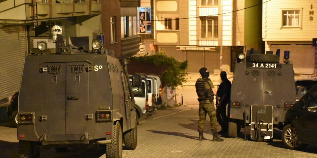 İstanbul’da eş zamanlı ev baskınları