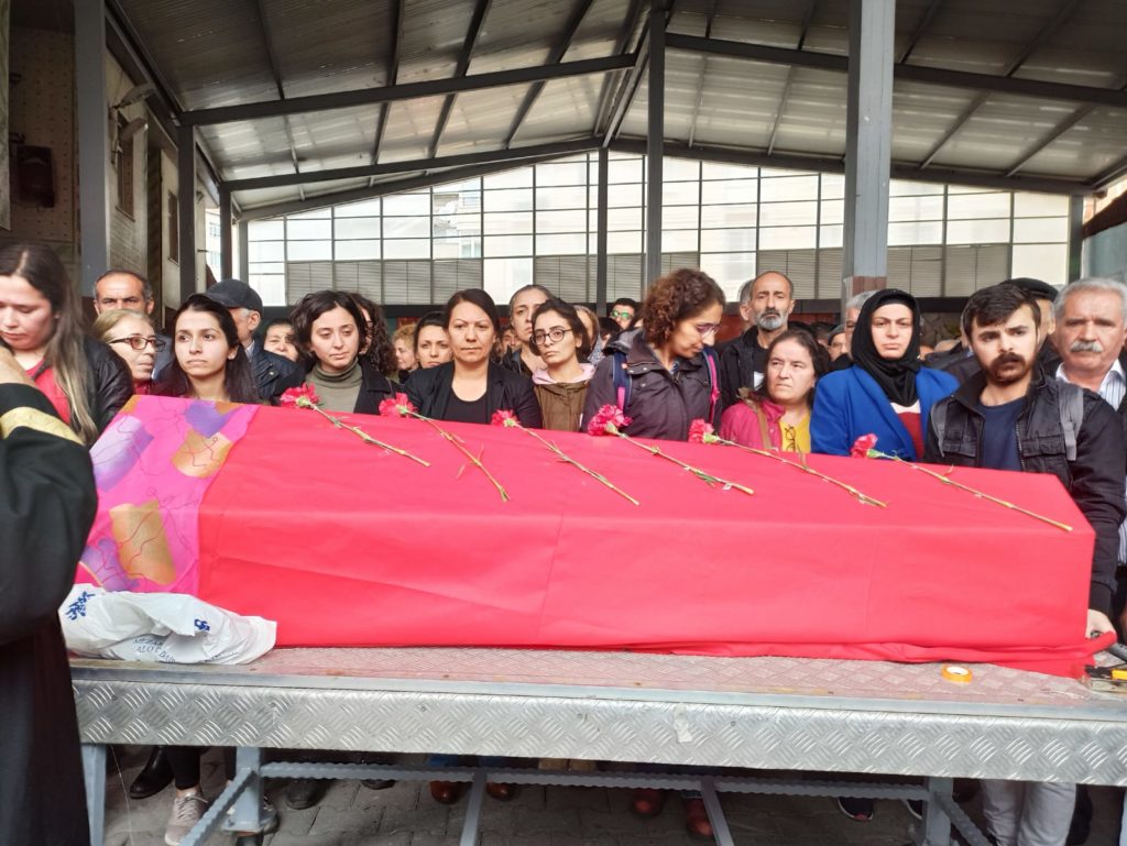 Aysel Koç sloganlarla son yolculuğuna uğurlanıyor