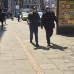 Sokakta birbirine yakın yürüyenlere para cezası