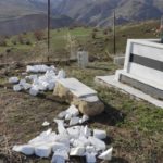 Askerler, ailelerin gözleri önünde mezar taşlarını parçaladılar