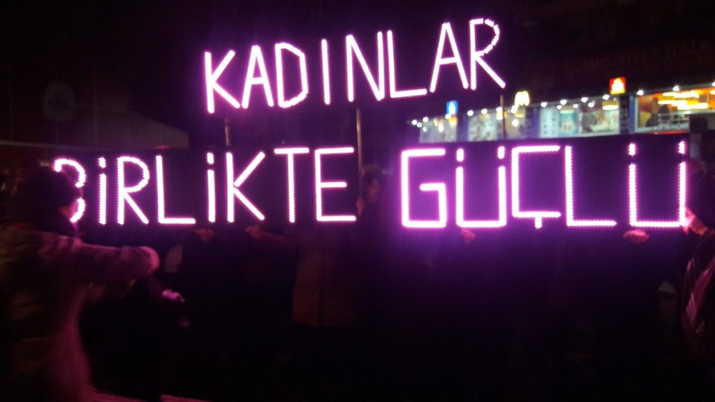 71 kadın kurumundan Rosa Kadın Derneği üyelerinin gözaltına alınmasına tepki