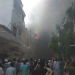 Pakistan’da yolcu uçağı evlerin üzerine düştü