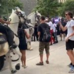 George Floyd eylemlerinde atlı polis, göstericiyi ezdi