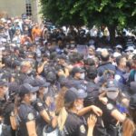Adana’da yürümek isteyen avukatları polis darpetti