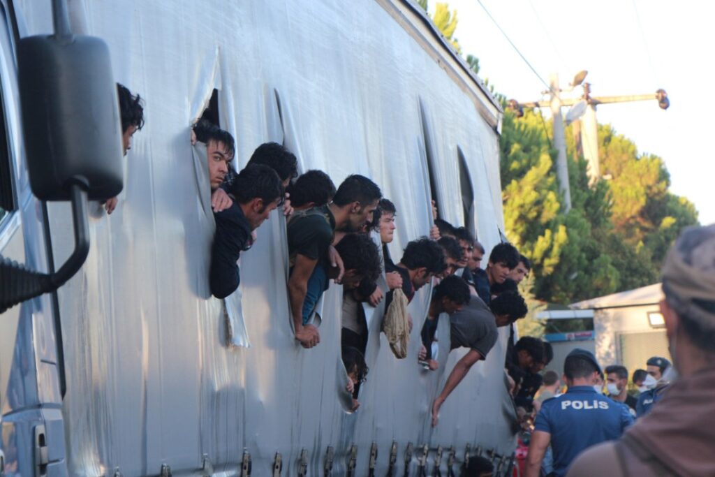 Tırın dorsesinden 165 göçmen çıktı