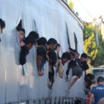 Tırın dorsesinden 165 göçmen çıktı